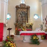 Altare maggiore con la statua di san Cipriano, vescovo di Cartagine e martire, venerato a Oliveto Lucano e in pochissimi altri comuni, in veneto a Taibon Agordino e in Campania a San Cipriano Picentino e San Cipriano d’Aversa