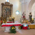 Altare maggiore con le statue dei protettori del paese San Cipriano e San Rocco addobbato con gioielli preziosi, dono di fedeli, per la solenne processione che si tiene l’11 e il 12 agosto.