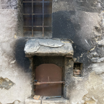 Forno tradizionale accanto alla porta d’ingresso di un’abitazione del centro storico